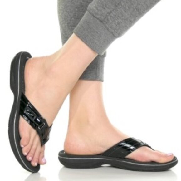 Clarks Cloudsteppers Breeze Sea Sandals Flip Flops Black Patent Size 7 NEW - Picture 1 of 7